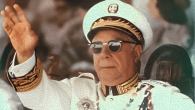 Rafael Leonidas Trujillo Saludando al pueblo desde su silla presidencial