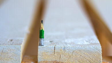 Mesa de tablero de tablas de madera con un pequeño lápiz