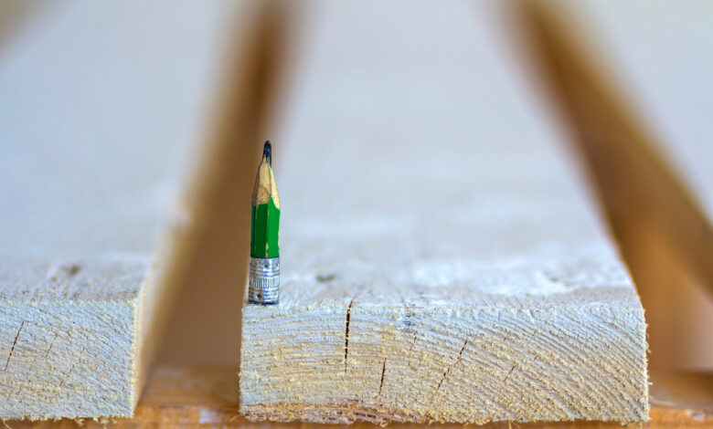 Mesa de tablero de tablas de madera con un pequeño lápiz
